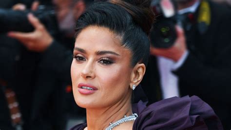 salma hayek culo|Salma Hayek: 5 FOTOS en bikini que dejan al descubierto su。